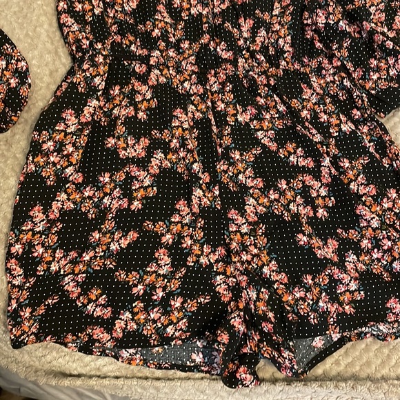 Black and floral Romper - Picture 5 of 6